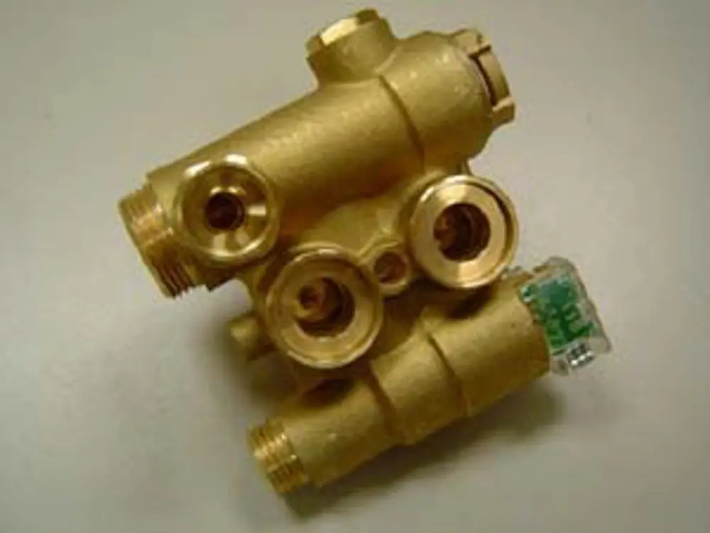 Hydroblock von Remeha, mit mehreren Anschlussöffnungen, in messingfarbenem Material. Eignet sich zur Verwendung in spezifischen Heizsystemen.